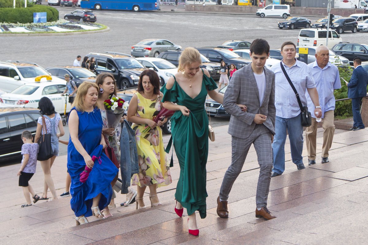 Куча самых разных выпускников уже избавилась от школьной формы и теперь щеголяет изысканными нарядами