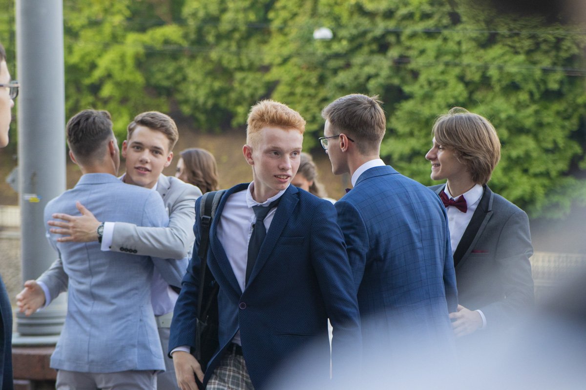 Хотя, конечно, грустный оттенок у выпускного есть всегда