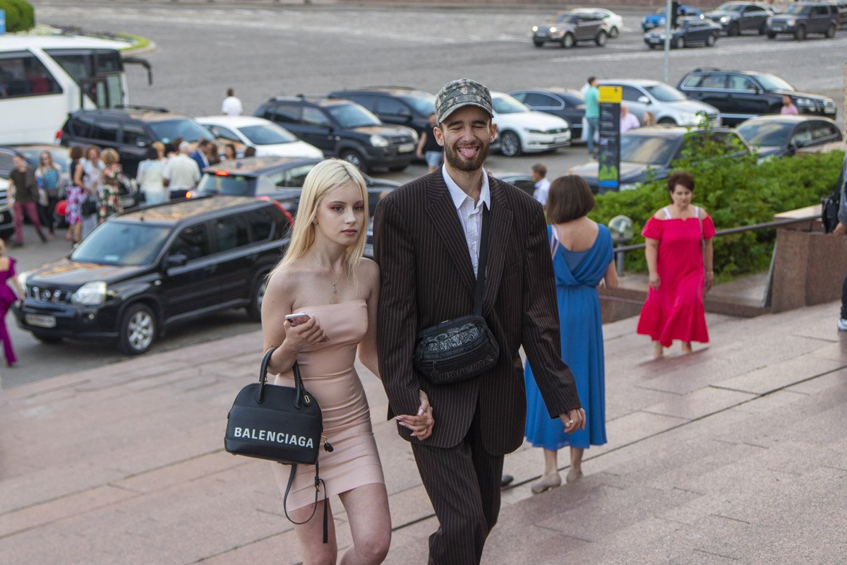 Однако самое главное, конечно, это эффектно появиться