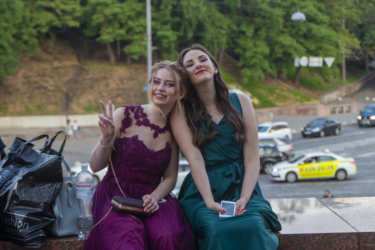 Да и вообще - кто бы не хотел снова оказаться на пару (десятков) лет моложе, и снова оказаться со своими школьными друзьями?