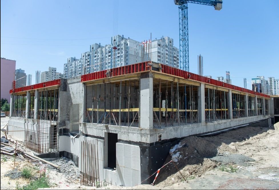 Для начала строительства одного из зданий, пришлось разобрать старый фундамент