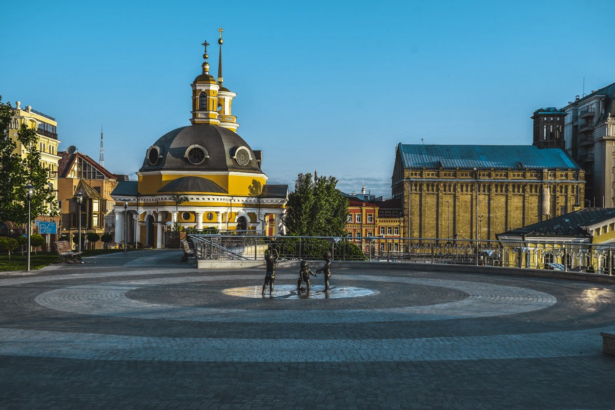 В День Конституции обычно людный и шумный Киев будто в одночасье опустел