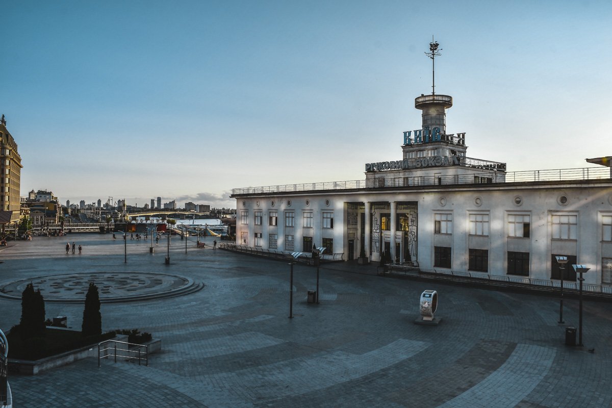 Вот возвышается на фоне невероятно синего после вчерашней грозы неба и широких вод Днепра речной вокзал