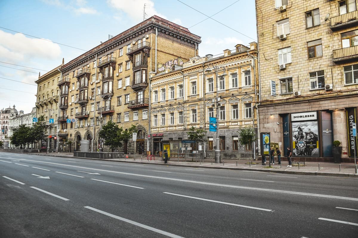 А вот словно из-под земли на свет появляются дома, которые здесь, сейчас выглядят как естественное, а не рукотворное, продолжение пейзажа