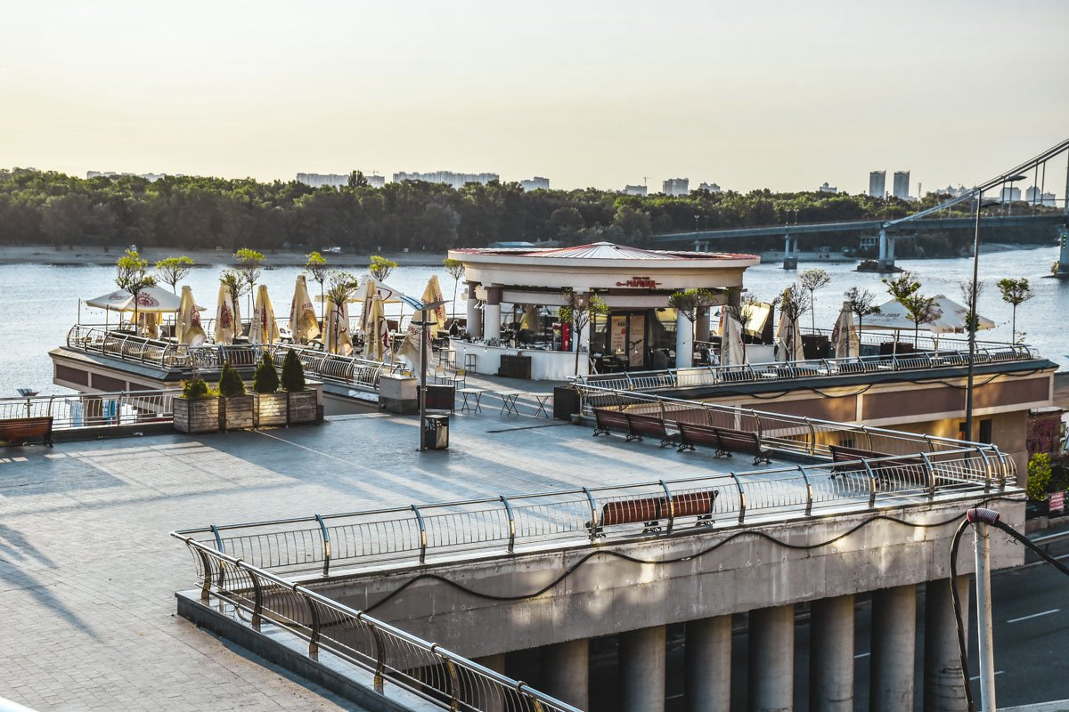 Лучшее место для отдыха прямо сейчас, пожалуй, набережная Днепра. Более идеального времени для того, чтобы остаться наедине с могучей водной артерией Украины может и не быть