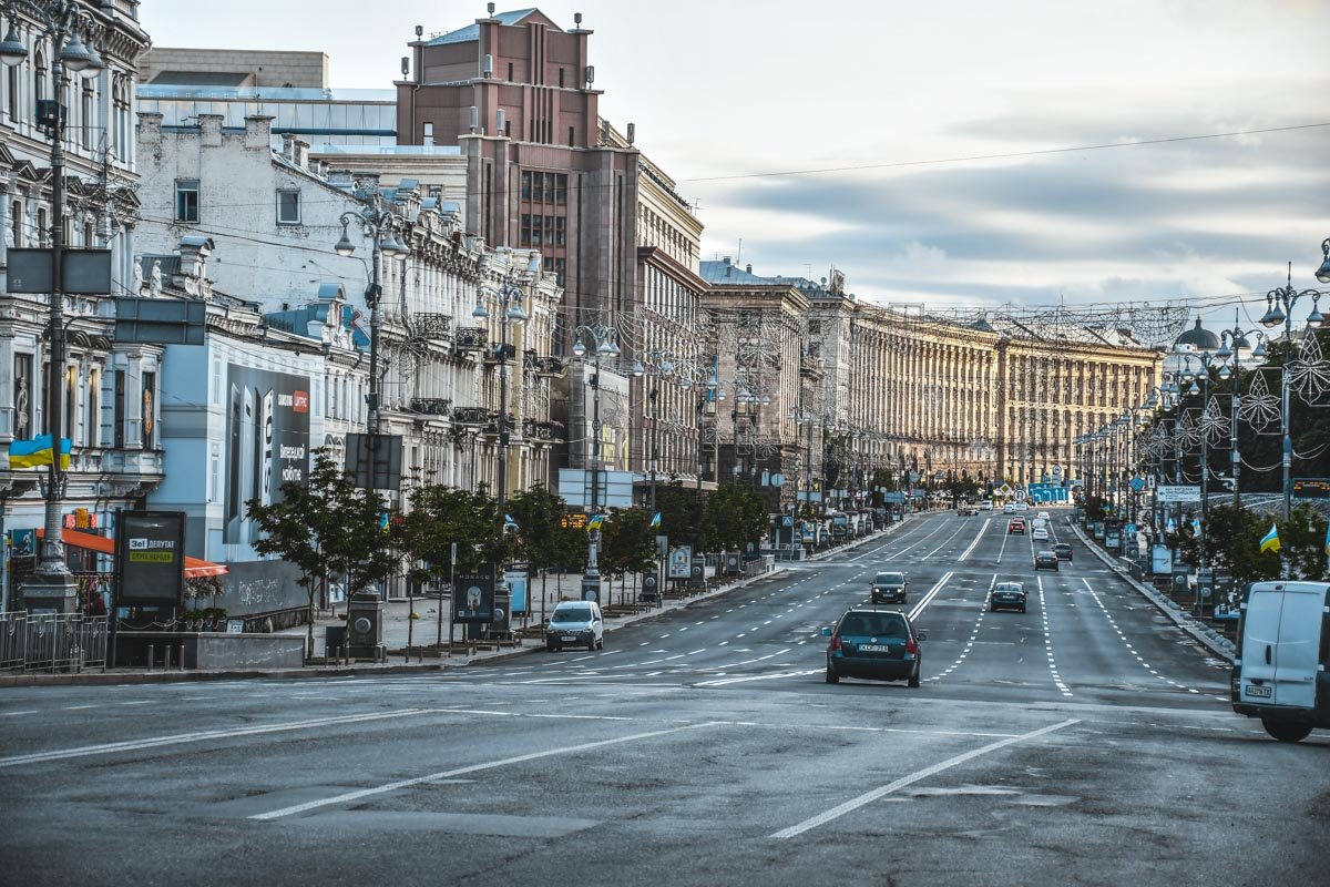 Но самое главное - все эти статичные пейзажи и виды города залиты светом и свет излучают