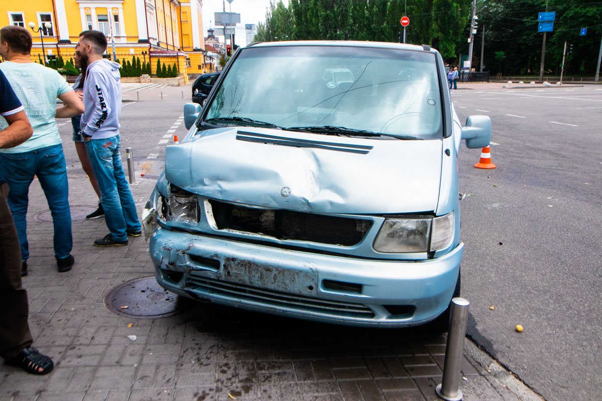 На пересечении улицы Владимирской с бульваром Тараса Шевченко произошла авария с участием двух автомобилей