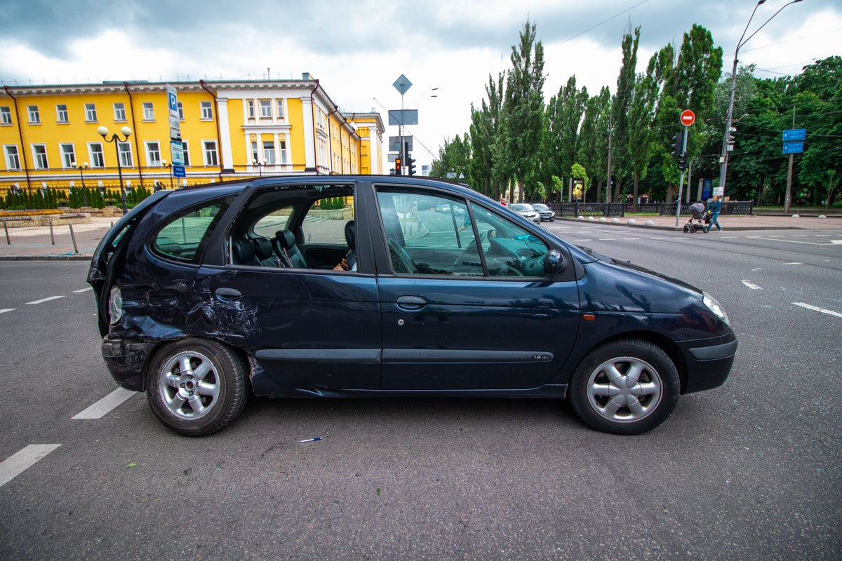 Mercedes Vito въехал в Renault Scenic, который поворачивал на запрещающий знак. 