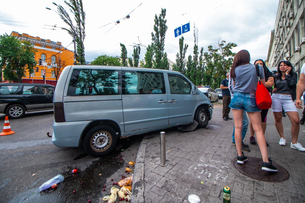 Из Mercedes высыпалось большое количество продуктов