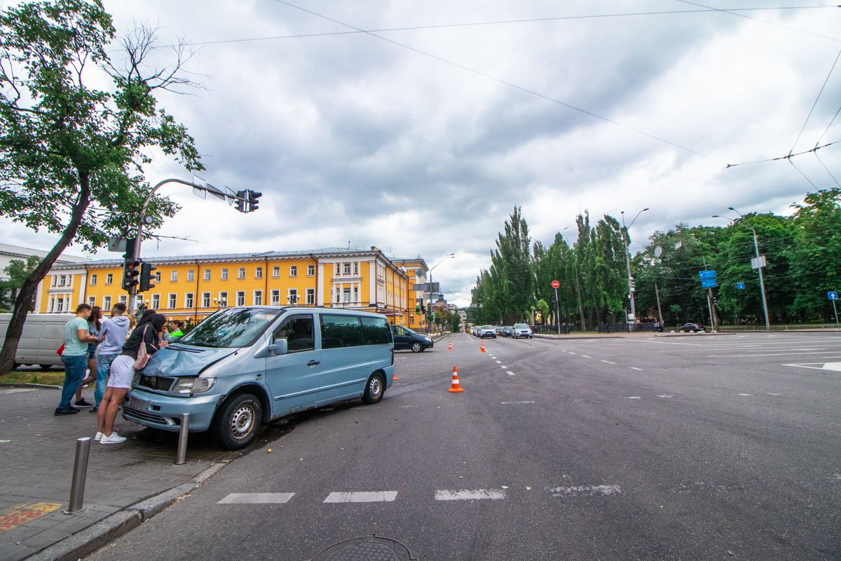 У легкового автомобиля повредилась задняя боковая часть, а у микроавтобуса - передний бампер