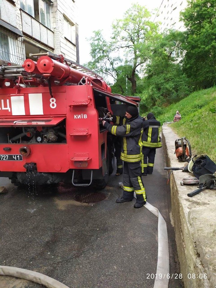 В пятницу, 28 июня, в Голосеевском районе Киева произошел пожар, в квартире сгорел мужчина