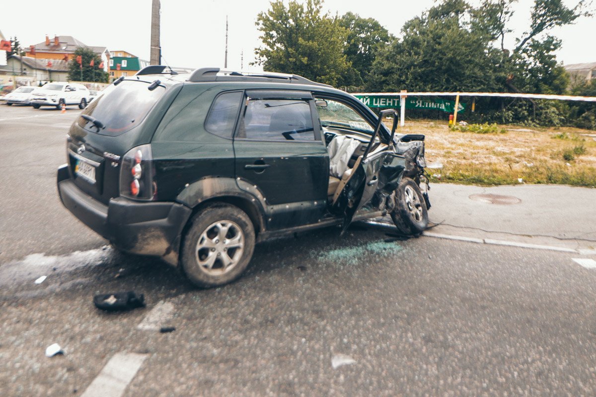 В этот момент автомобили столкнулись В этот момент автомобили столкнулись