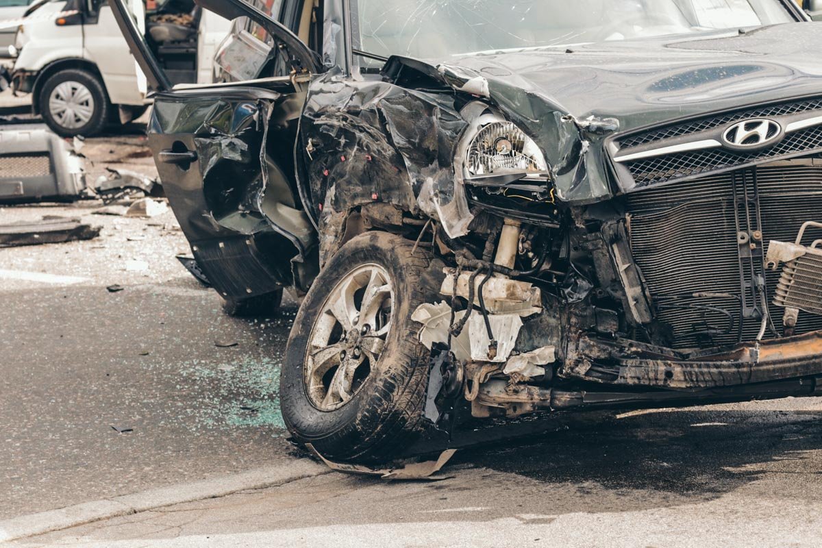 Обоих водителей госпитализировали с травмами разной тяжести Обоих водителей госпитализировали с травмами разной тяжести