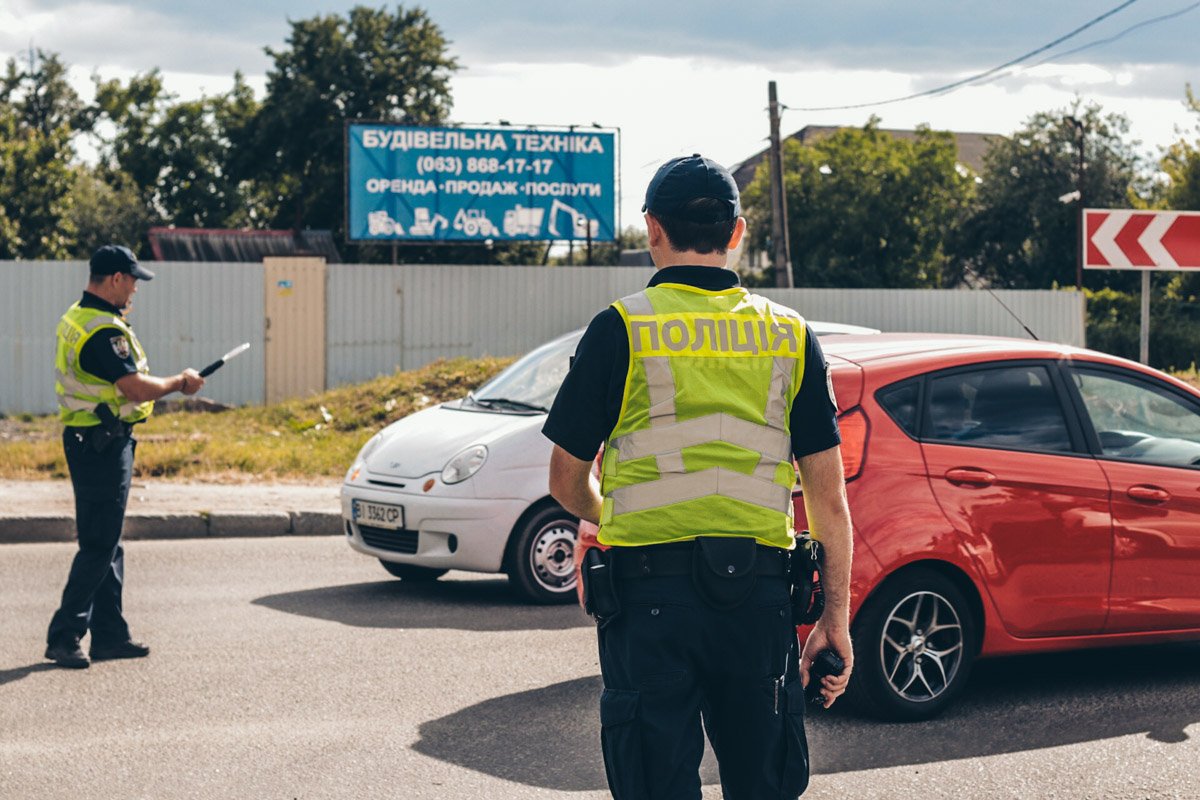 На улицах Стеценко и Газопроводной образовались серьезные пробки, поэтому движение пытаются нормализовать регулировщики На улицах Стеценко и Газопроводной образовались серьезные пробки, поэтому движение пытаются нормализовать регулировщики