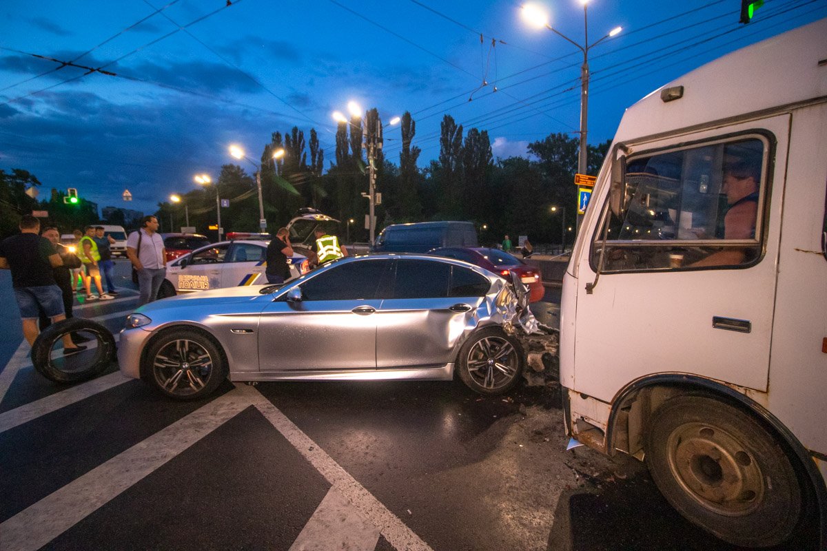 Автомобиль занесло на встречную полосу Автомобиль занесло на встречную полосу