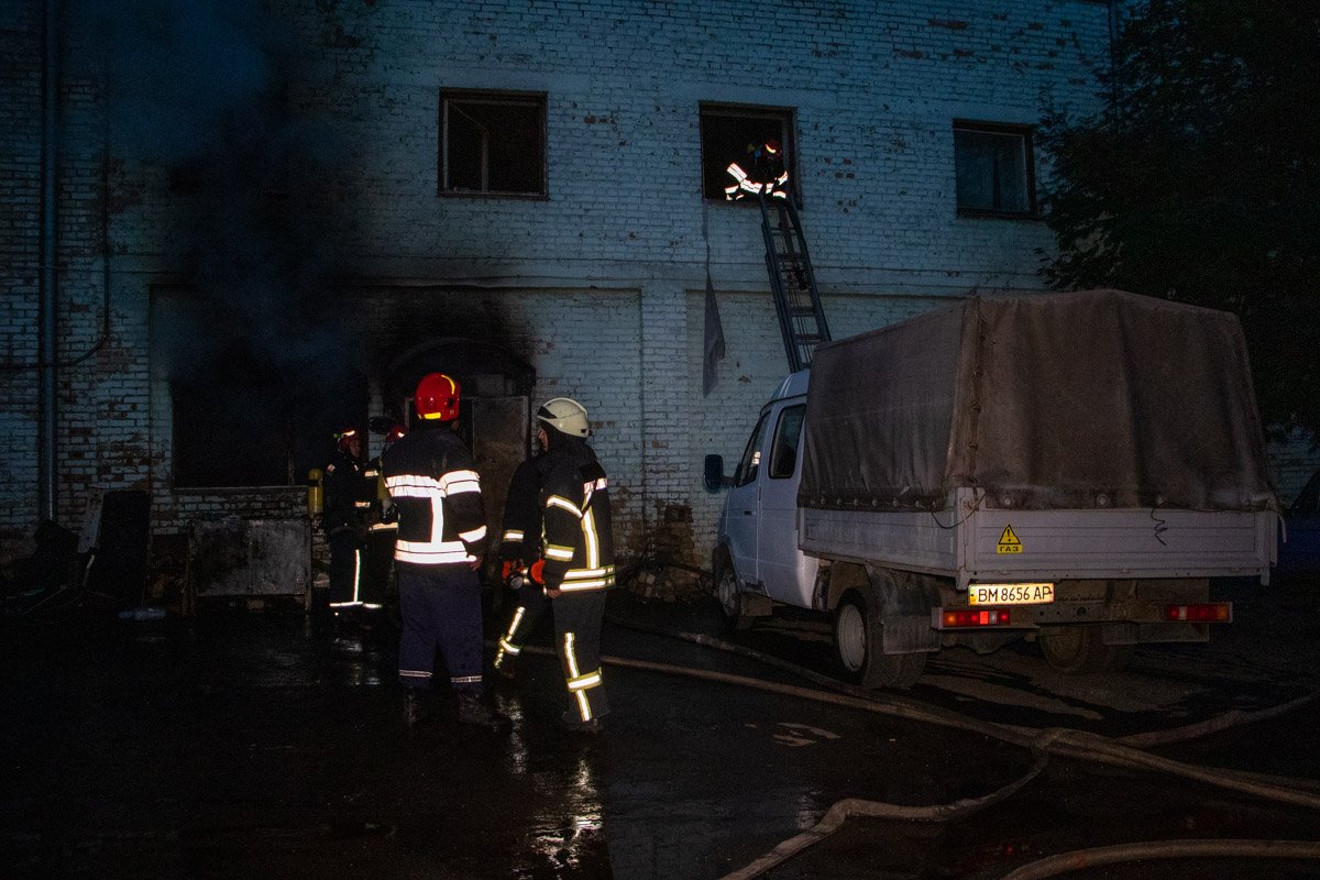 После ликвидации бойцы ГСЧС обнаружили в помещении труп После ликвидации бойцы ГСЧС обнаружили в помещении труп