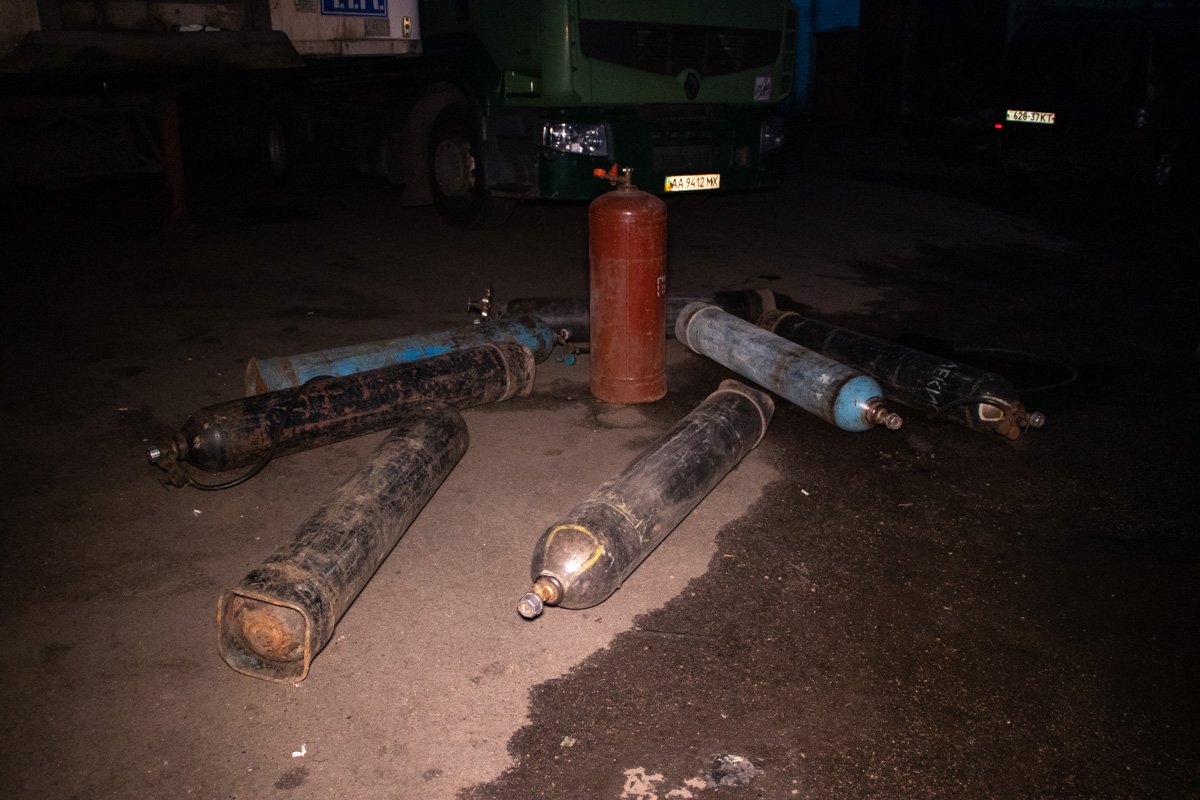 Спасатели вынесли из объекта несколько баллонов Спасатели вынесли из объекта несколько баллонов