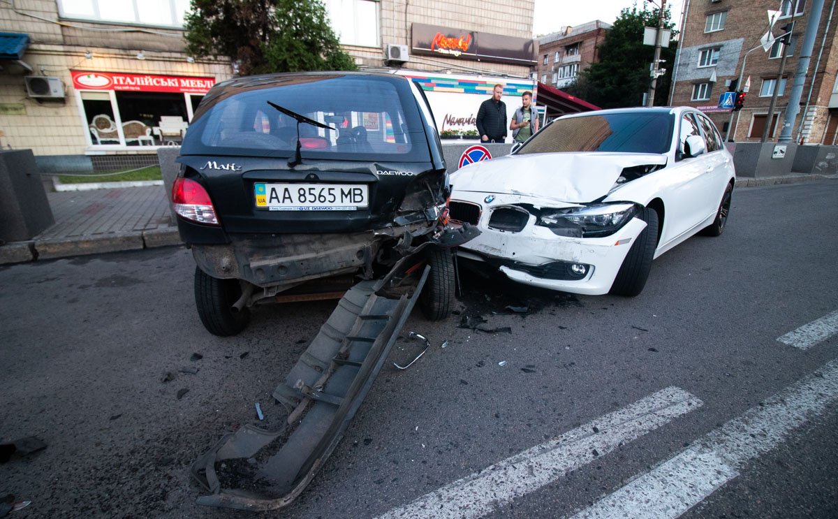В центре Киева BMW припаркованный автомобиль пиццерии 
