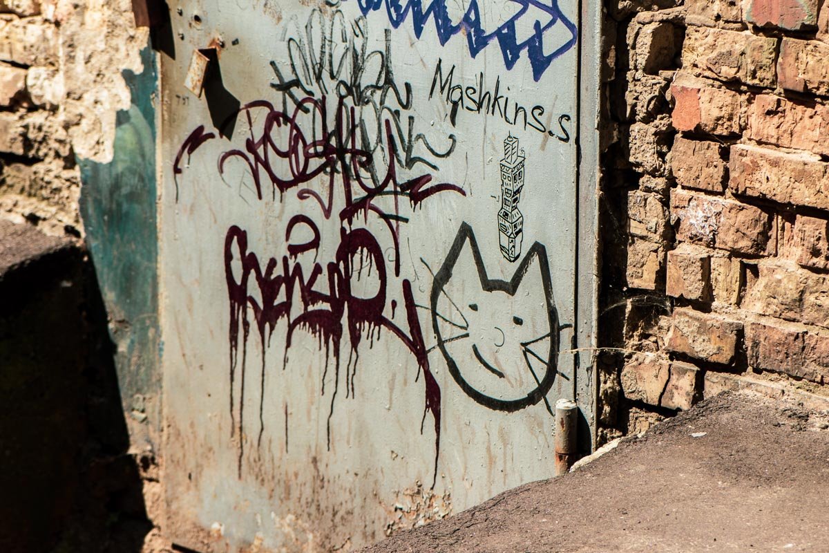 Здесь постарался не один уличный художник