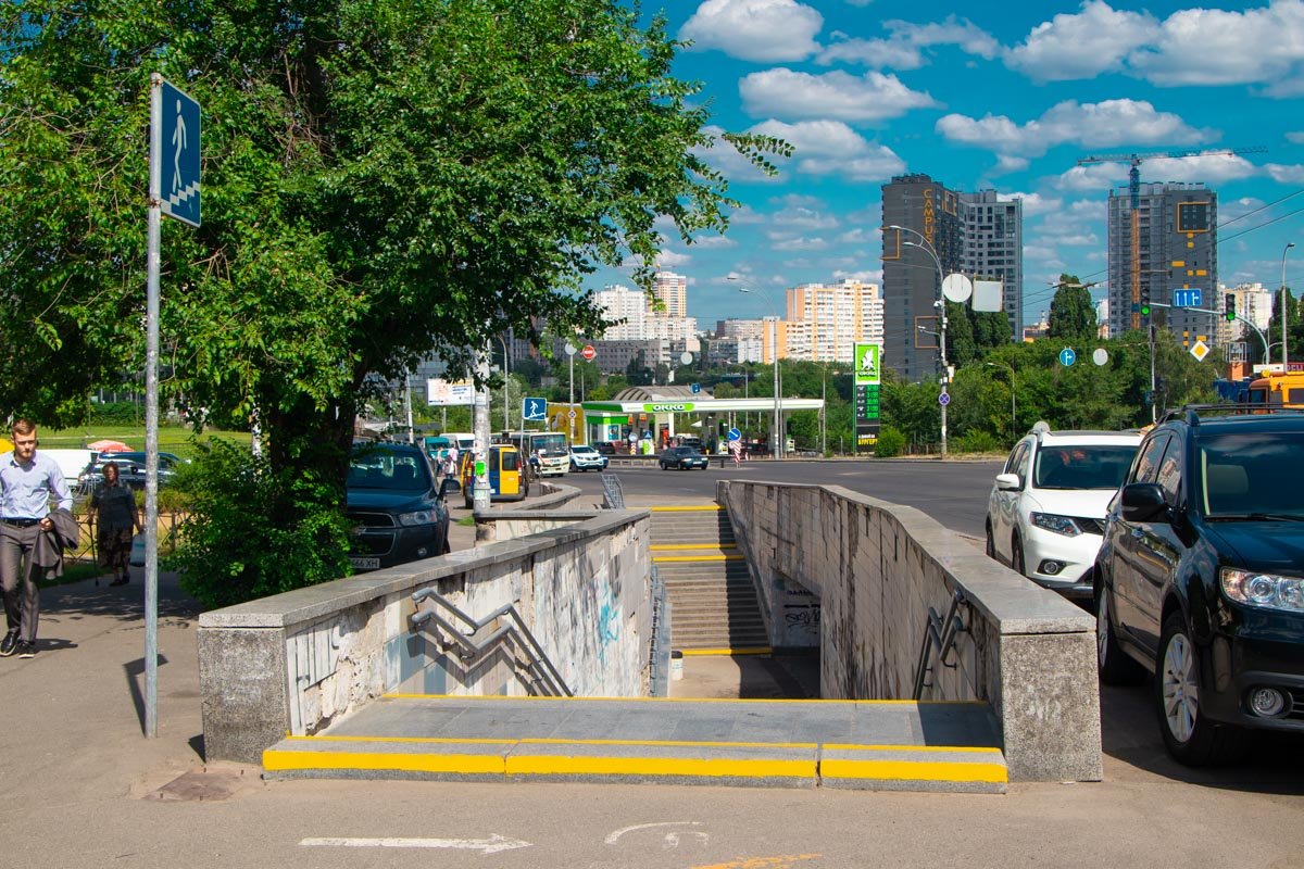 Подземный переход на Караваевых дачах в лучах солнечного света выглядит довольно симпатично Подземный переход на Караваевых дачах в лучах солнечного света выглядит довольно симпатично