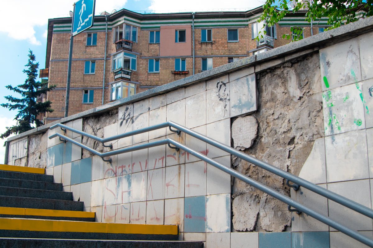 Особенно контрастно смотрится опадающая плитка с новыми ступенями Особенно контрастно смотрится опадающая плитка с новыми ступенями