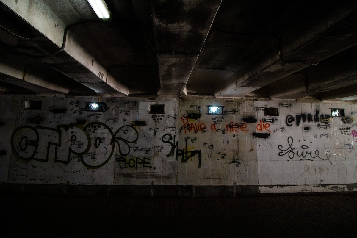 Единственное, что спасает от тотальной пустоты - это граффити на всех стенах Единственное, что спасает от тотальной пустоты - это граффити на всех стенах