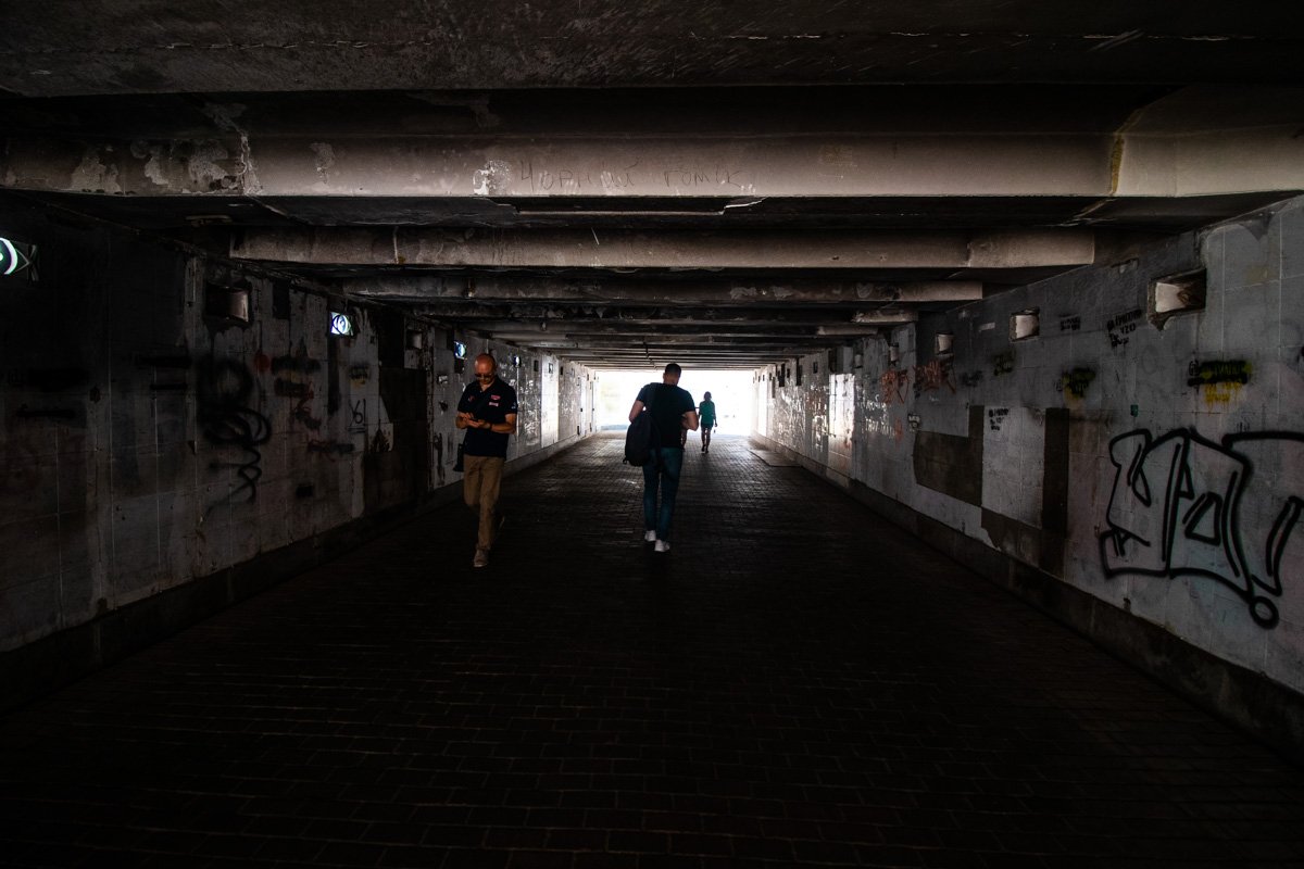 Через этот подземный переход хочется пройти, не задерживаясь Через этот подземный переход хочется пройти, не задерживаясь