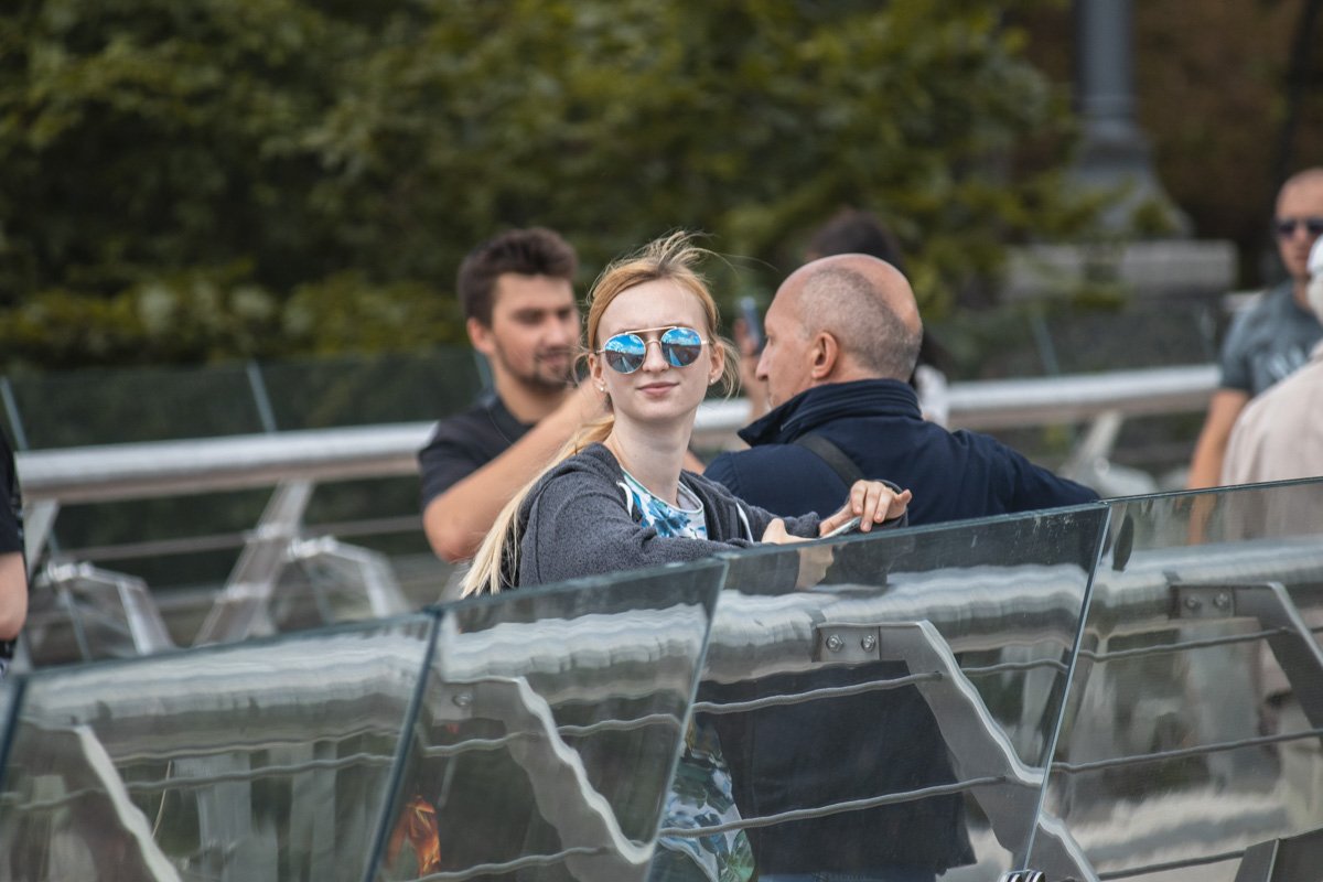 Одна из самых крутых локаций Киева для фото - новый стеклянный мост