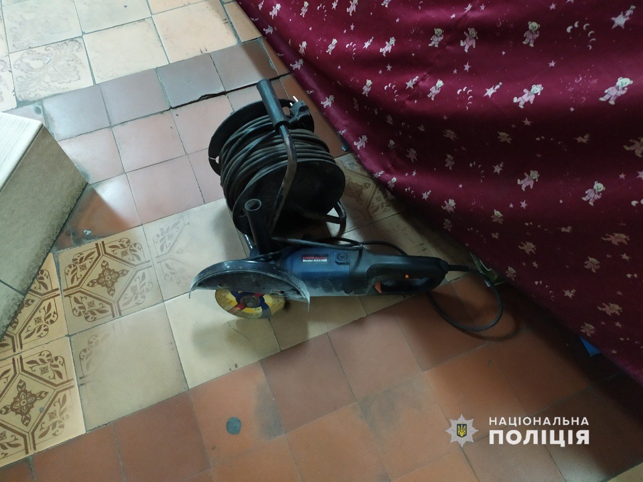 С собой у него была болгарка