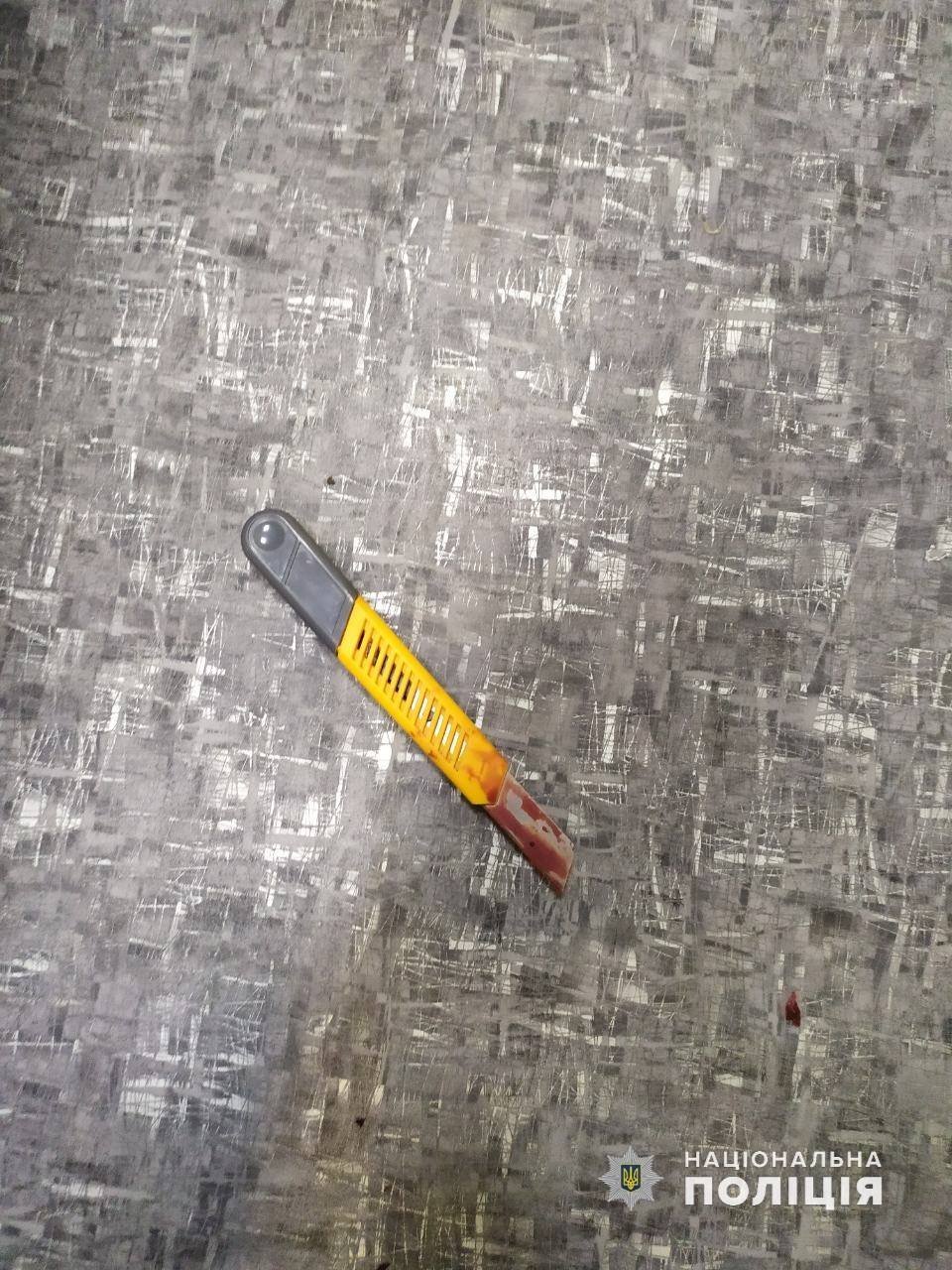 Когда мужчина увидел полицейских, он попробовал покончить с собой, полоснув ножом по шее