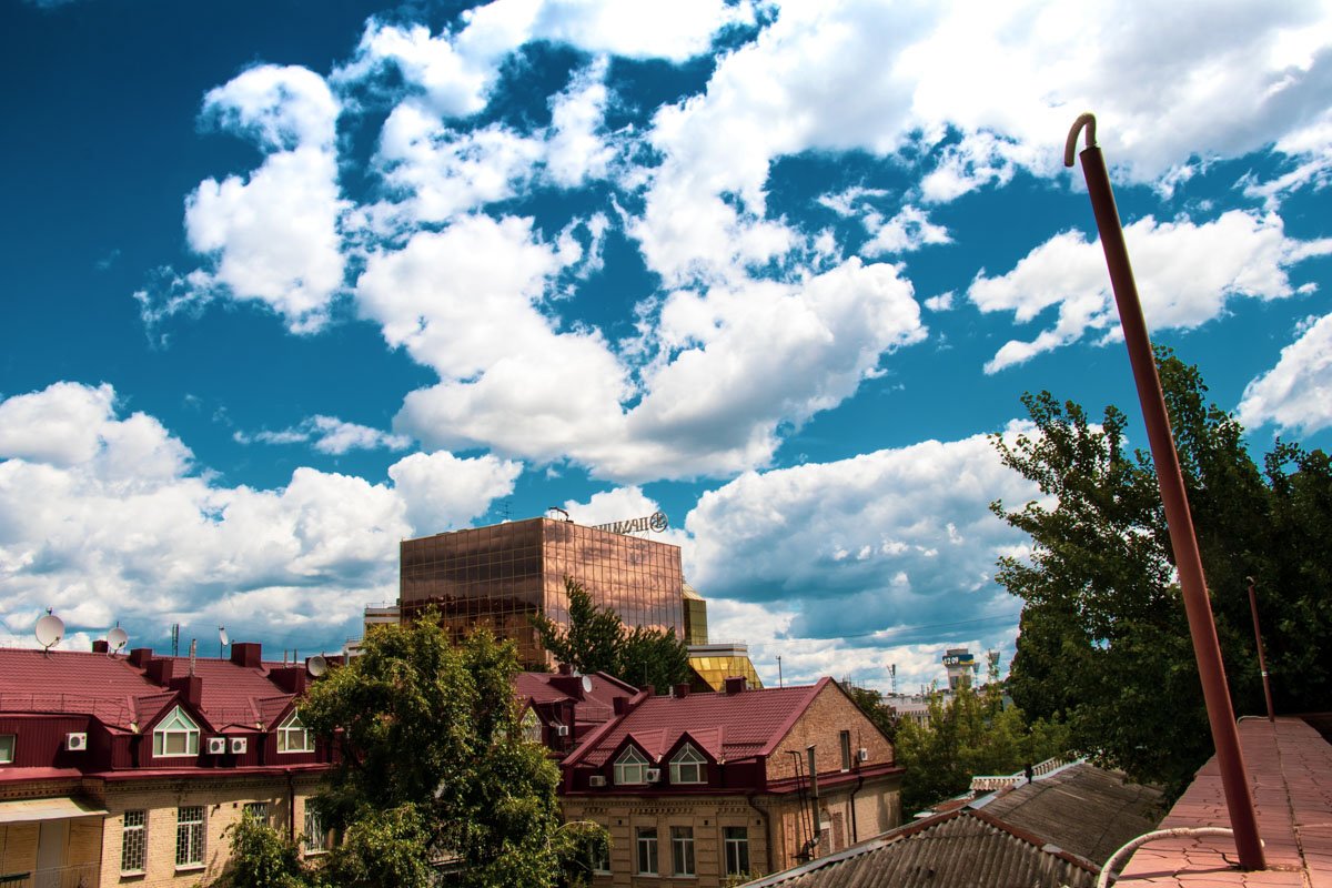 Пушистые облака окутали небо над Киевом 