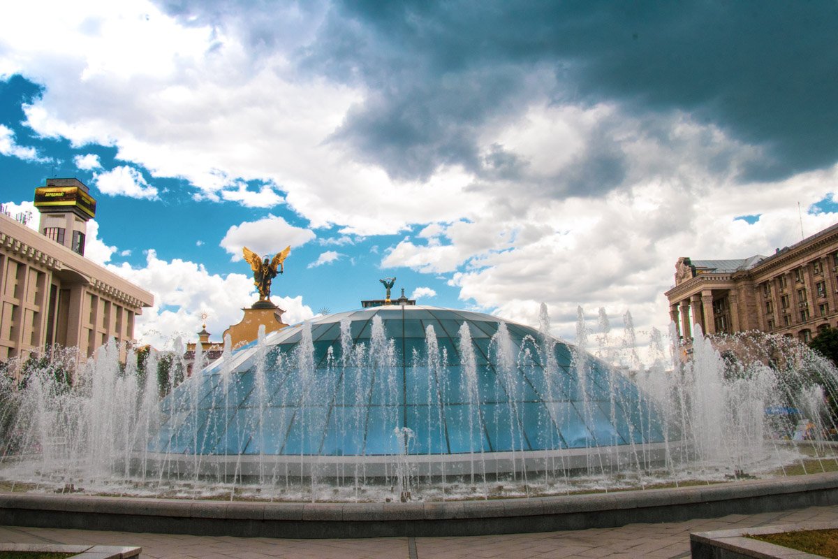 Майдан Независимости отдыхает от душной и жаркой погоды 