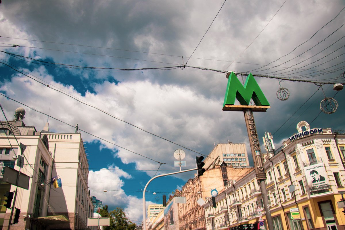 Белые облака плавно сливаются с серыми дождевыми тучами