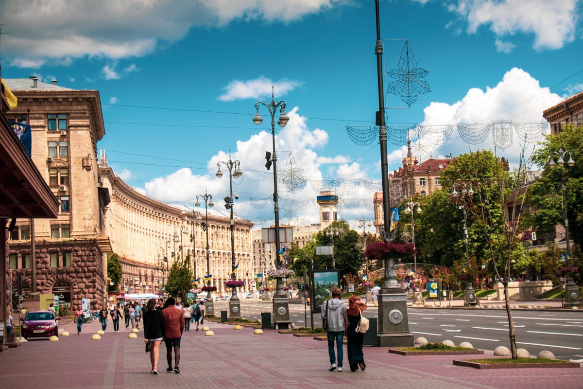 А жители и гости Киева все так же торопятся и бегут по делам