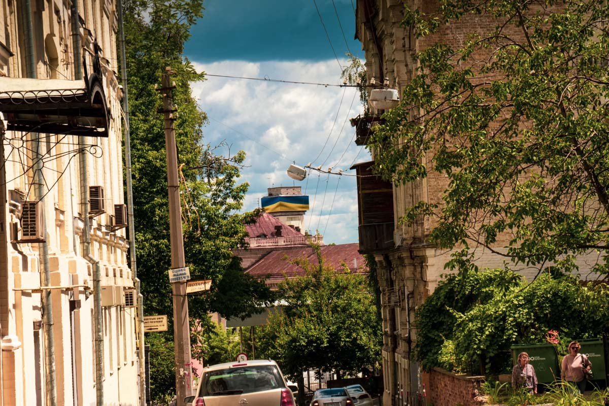 Старинные улочки столицы наполнены особенной романтикой в такую погоду 