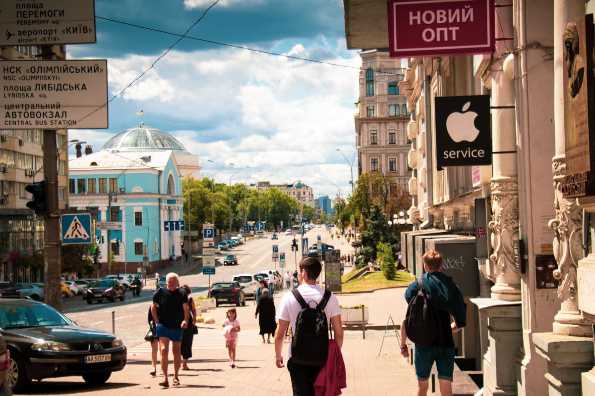 Изредка солнце выглядывает из-за облаков, напоминая, что на дворе лето 
