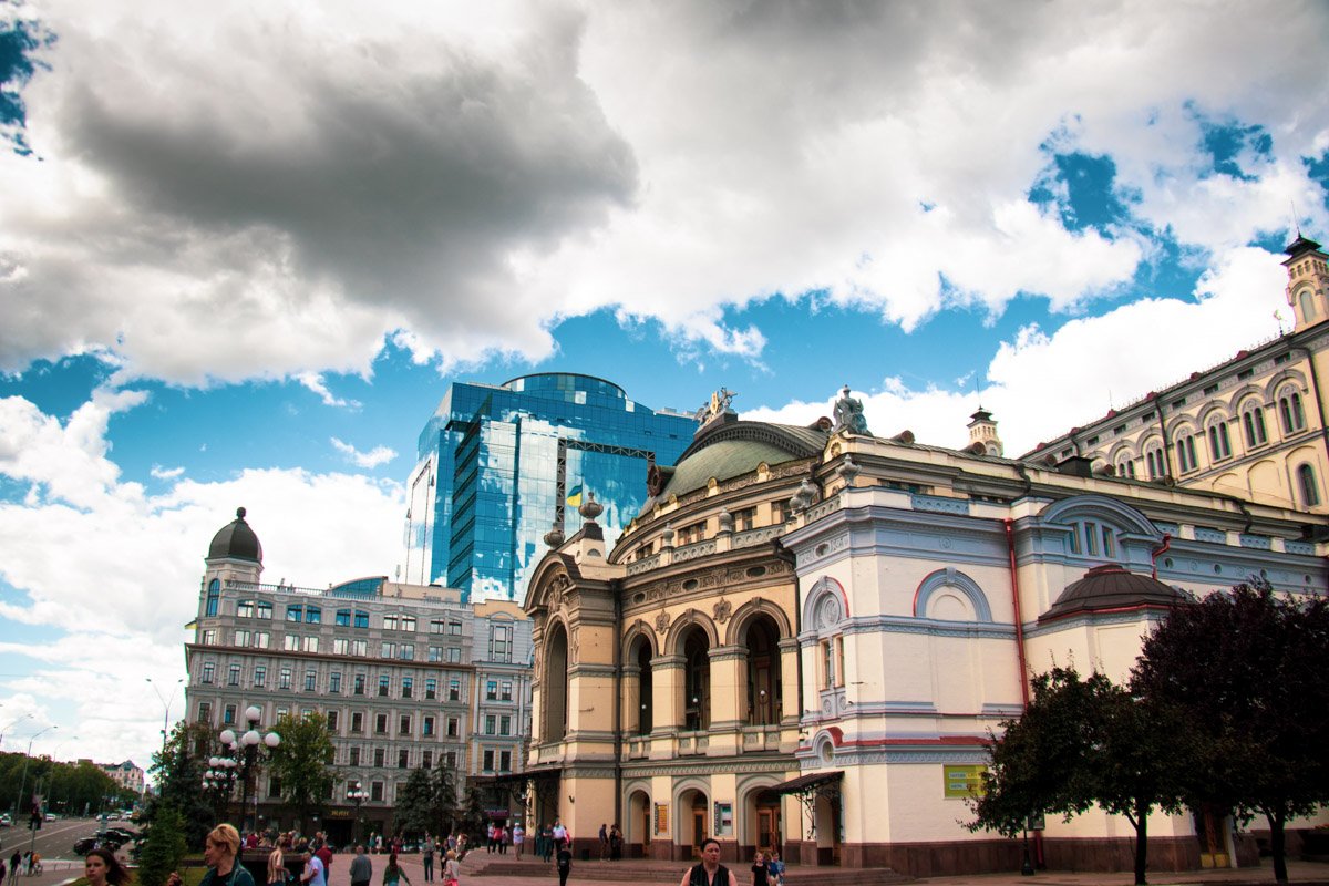 Здание киевской оперы прячется от солнца под густыми тучами 