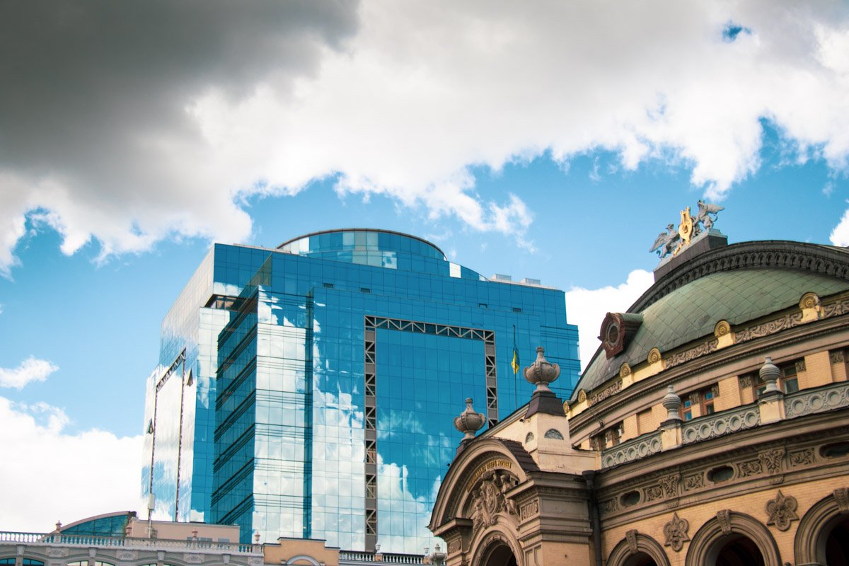 В Киеве старинная архитектура гармонично "уживается" с новыми постройками 