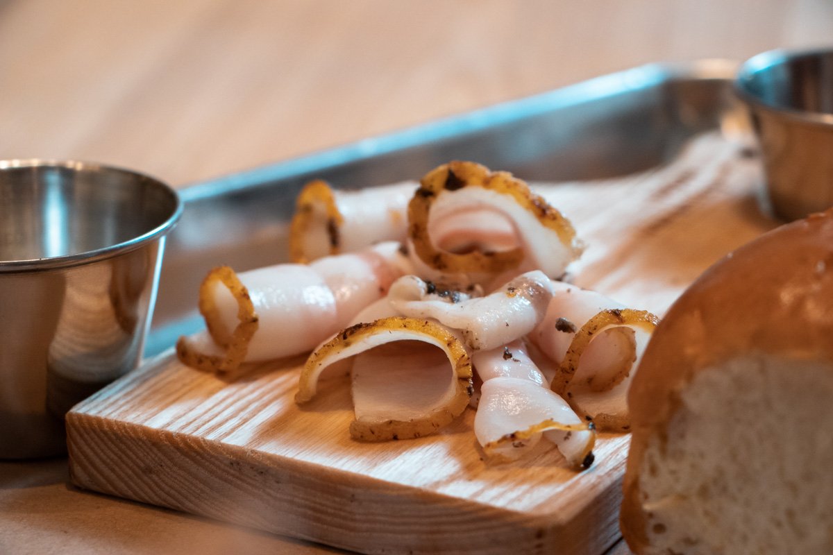 Карпачо из сала подают с бородинским хлебом, хреном и горчицей - классика жанра 