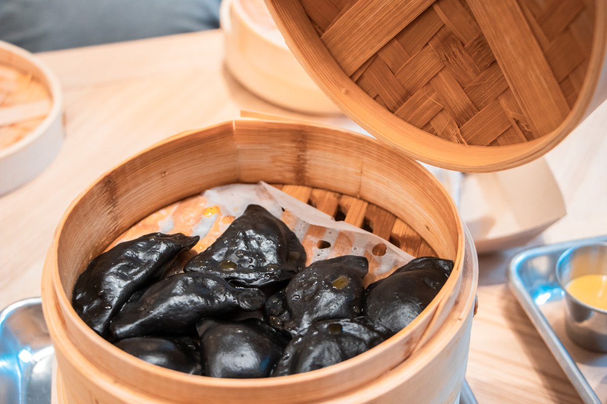 Для гурманов интересно будет попробовать черные вареники. В тесто добавляют чернила каракатицы