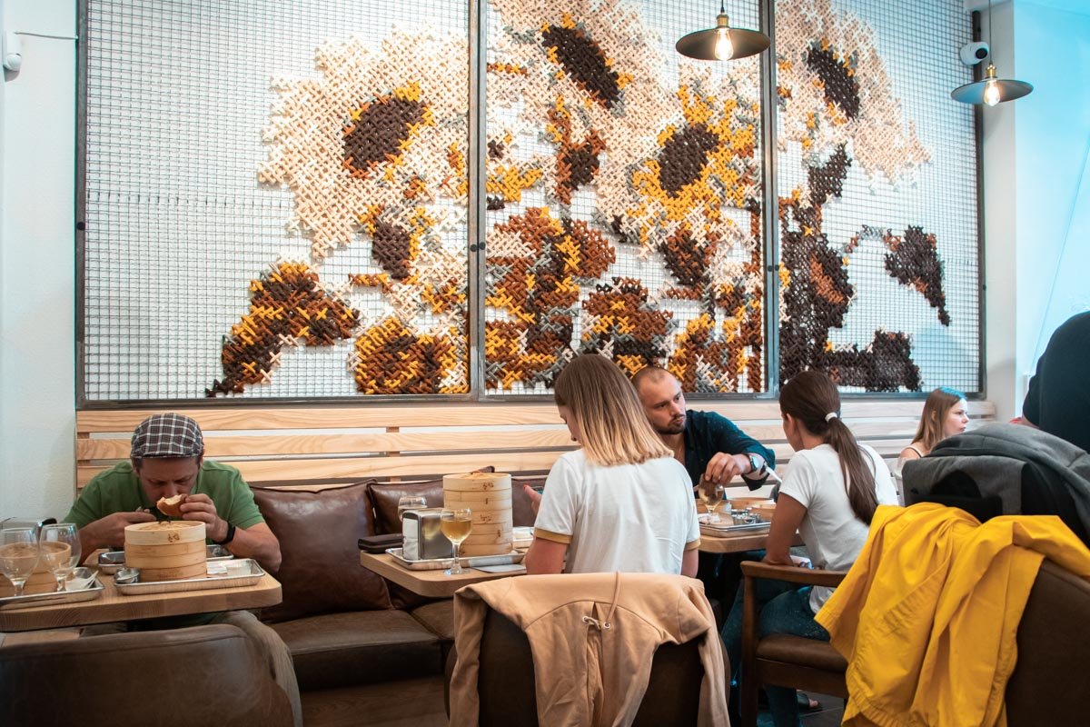 Стены в заведении украшает вышитая картина с подсолнухами 