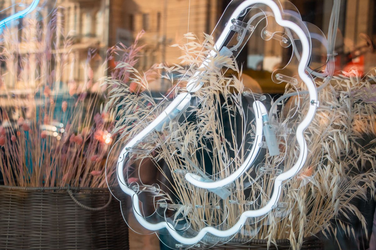 А на входе вас встретят неоновые варенички 