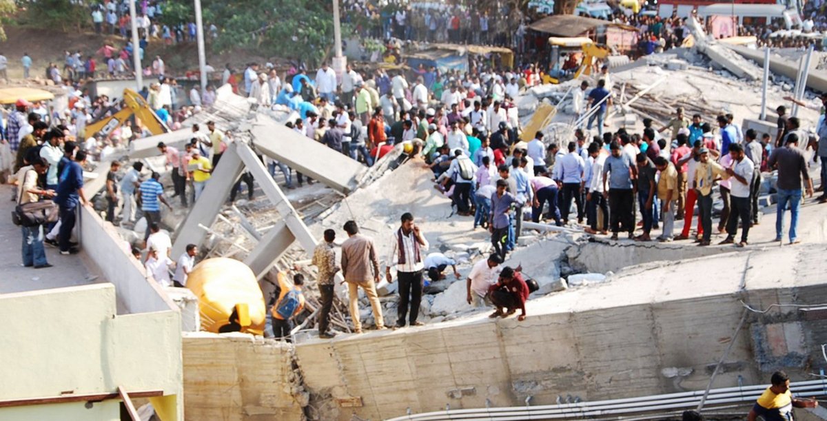 В результате обвала стены дома погибли 15 человек В результате обвала стены дома погибли 15 человек