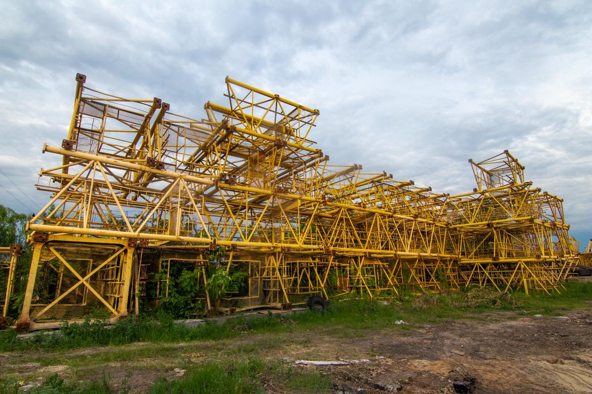 Стареющие краны под затянутым облаками небом Стареющие краны под затянутым облаками небом