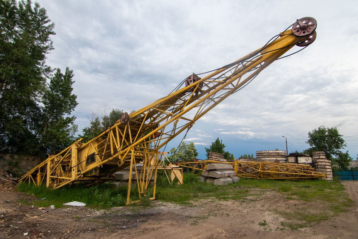 Исполин понемногу врастает в землю Исполин понемногу врастает в землю