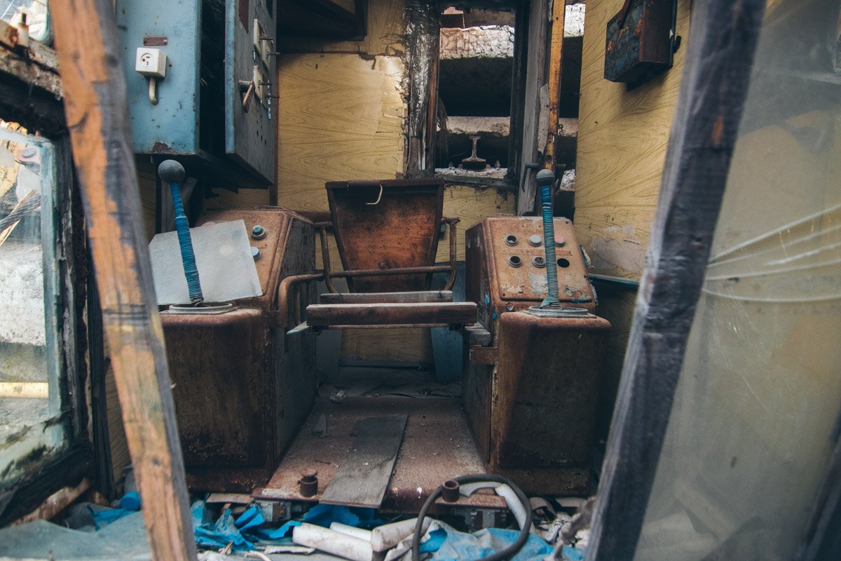 Когда-то внутри этой кабины бурлила жизнь Когда-то внутри этой кабины бурлила жизнь