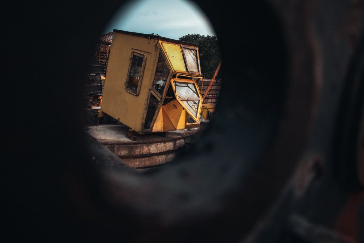 Покосившаяся и разрушающаяся от ветра, солнца и дождей кабина Покосившаяся и разрушающаяся от ветра, солнца и дождей кабина