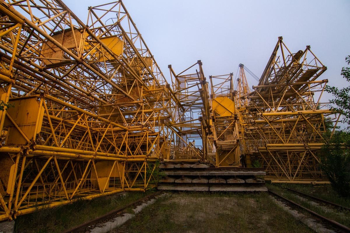 Груды металла в ожидании конца или нового начала Груды металла в ожидании конца или нового начала