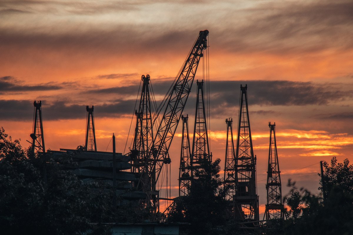 Красивая и печальная картина кладбища кранов в Киеве Красивая и печальная картина кладбища кранов в Киеве