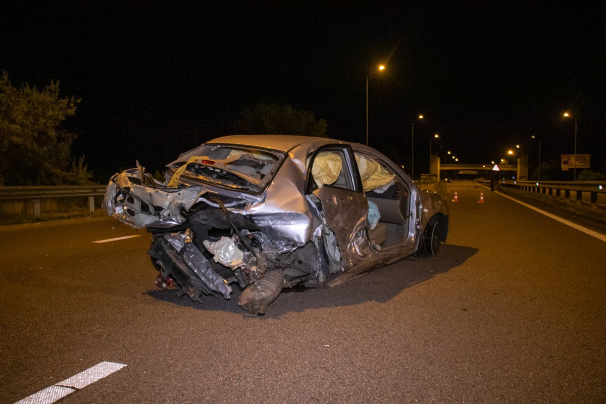 Водитель Kia на большой скорости зацепил стоящий на обочине Porsche и потерял управление